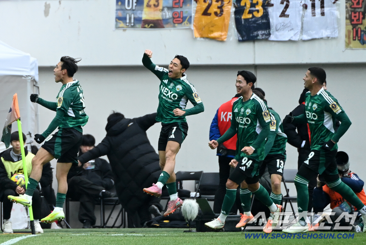 [포토] 선제골 이동준, 송민규와 함께 포효
