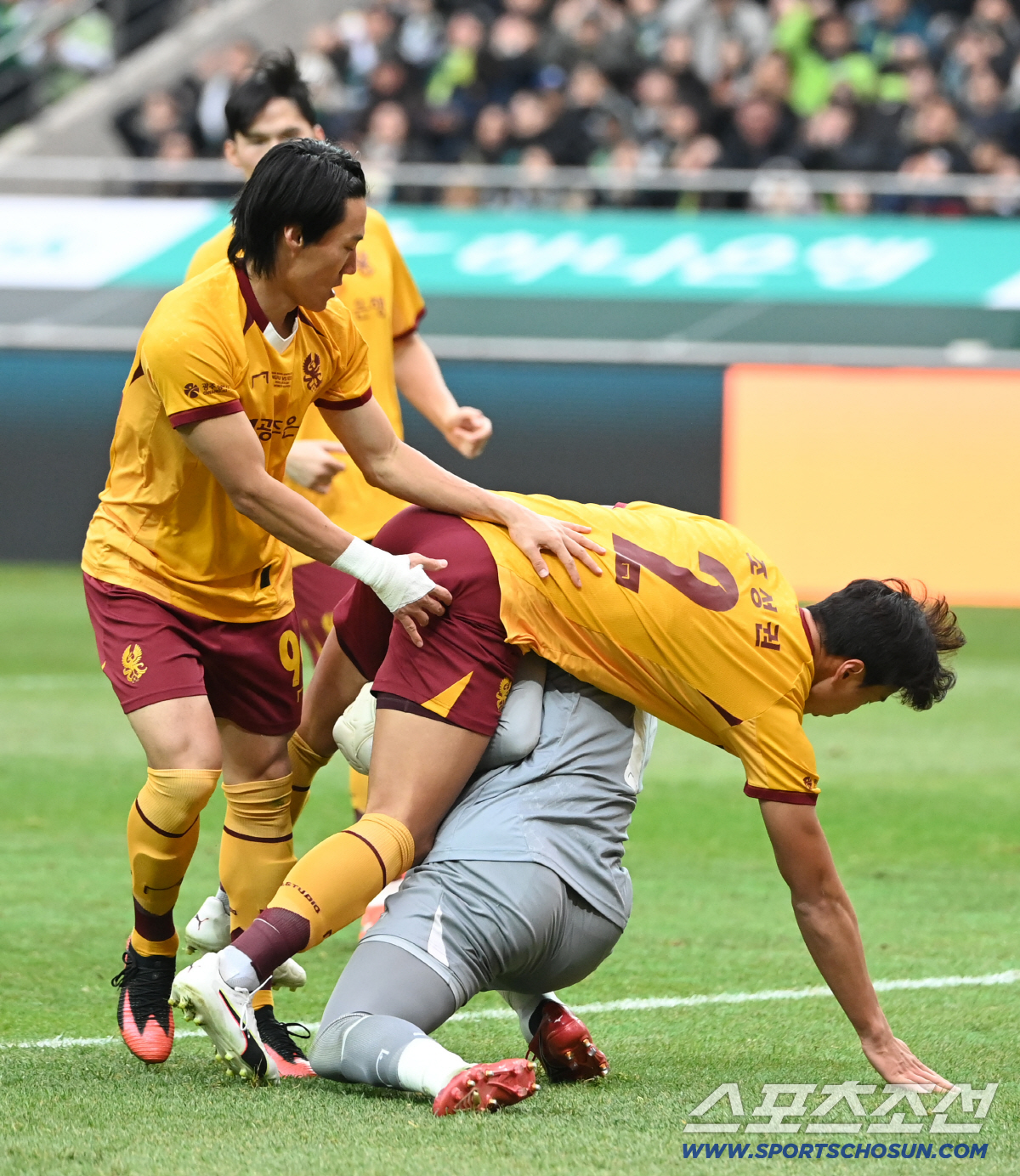 [포토] 조성권과 부딪히는 김경민, 안타까운 부상