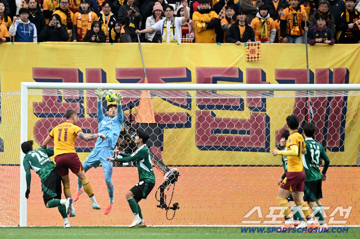 [포토] 동점골 터뜨리는 광주 프리드욘슨