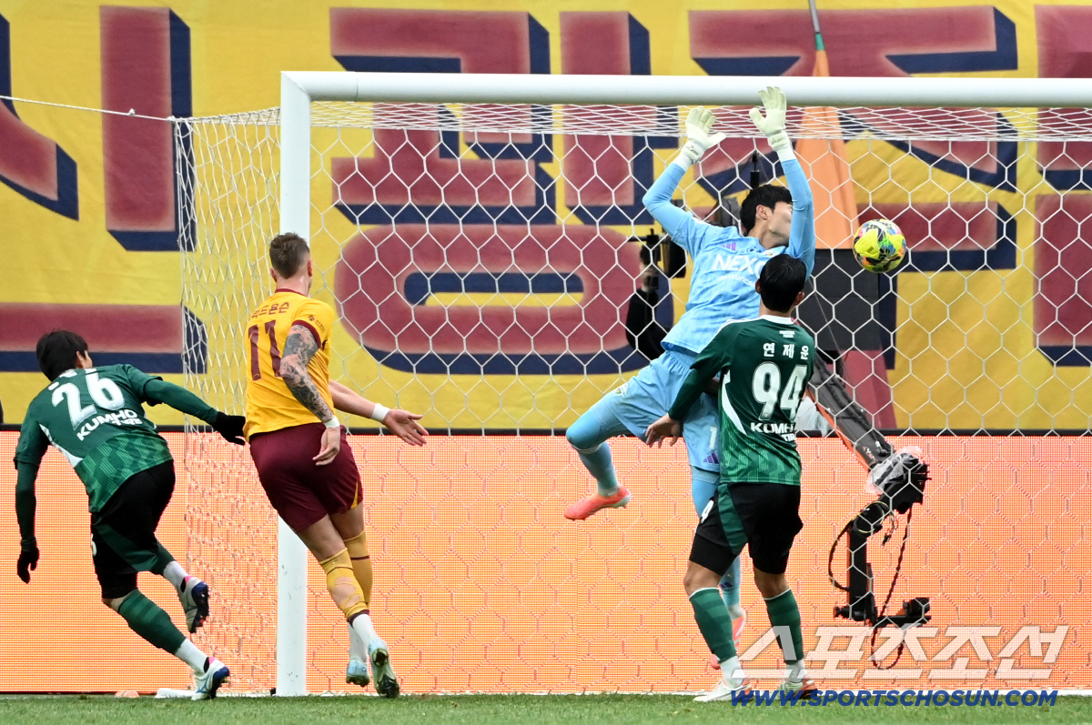 [포토] 프리드욘슨, 머리로 해결한 동점골!