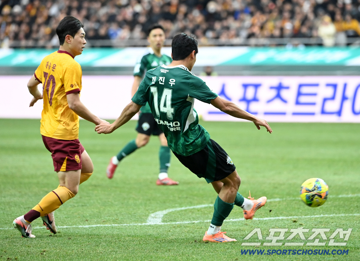 [포토] 전진우, 회심의 왼발 슛팅