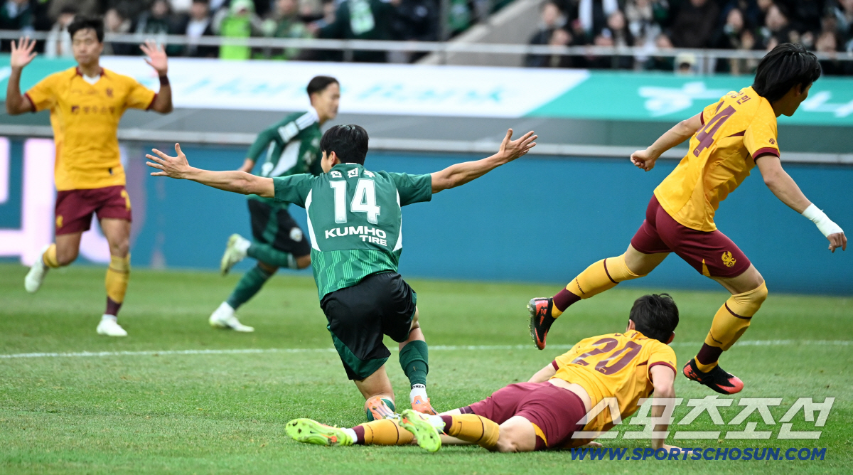 [포토] 넘어진 전진우, 페널티킥 아냐?