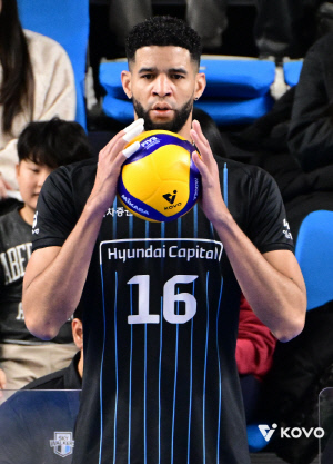 '레오-허수봉-신호진 대폭발' 현대캐피탈 2위 탈환, KB손보 셧아웃 완파[천안 리뷰]