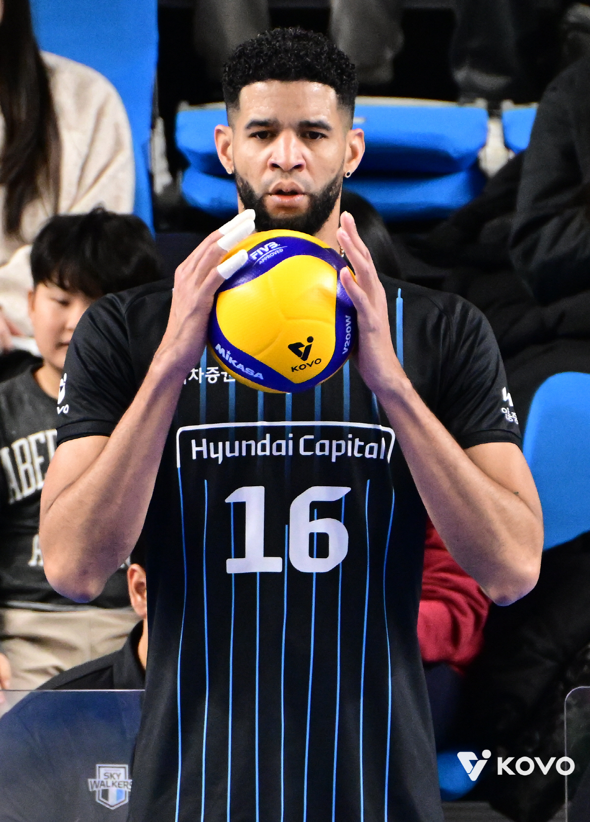 '레오-허수봉-신호진 대폭발' 현대캐피탈 2위 탈환, KB손보 셧아웃 완…