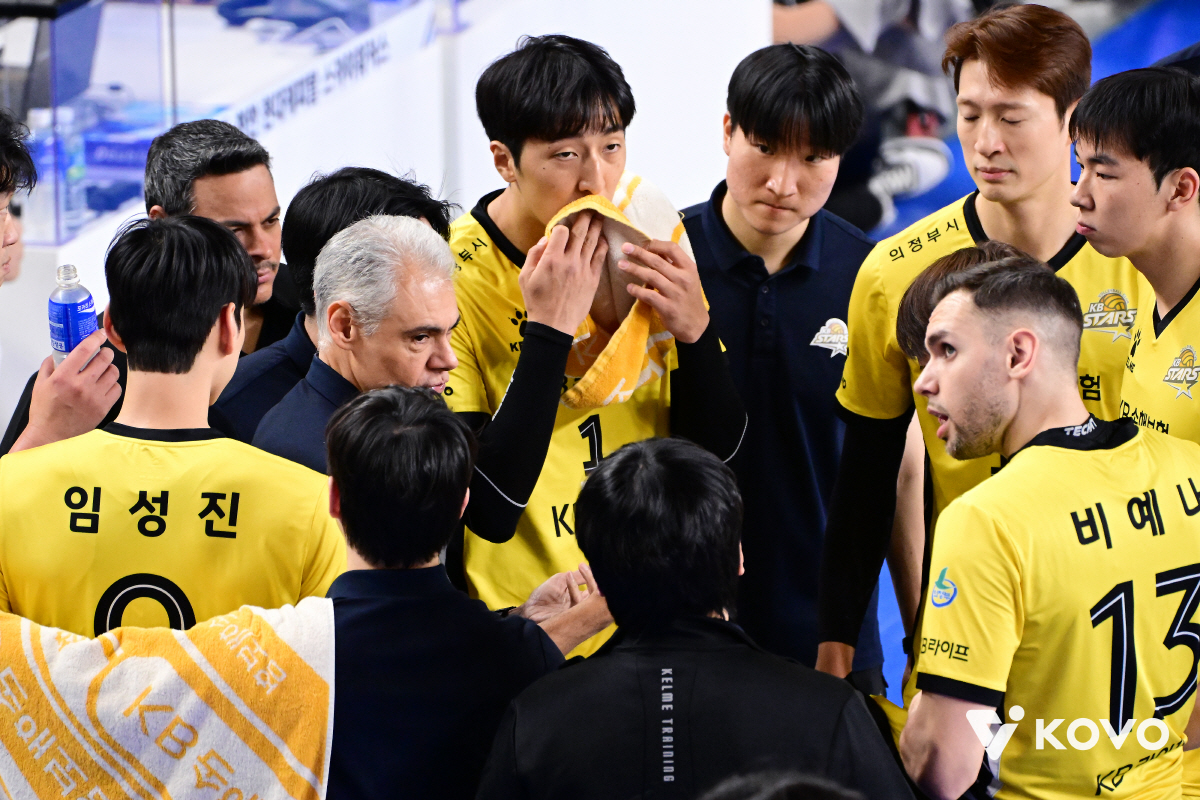 '레오-허수봉-신호진 대폭발' 현대캐피탈 2위 탈환, KB손보 셧아웃 완…