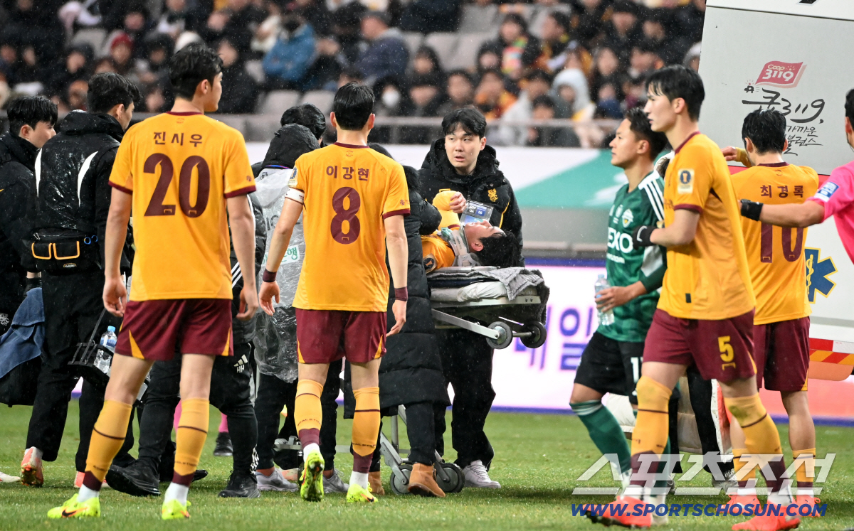 [포토] 병원으로 이송되는 권성윤