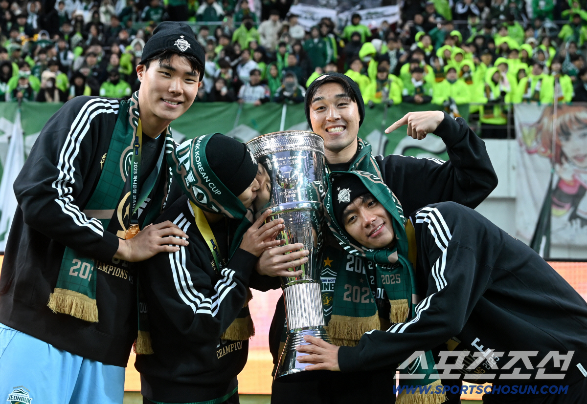 [포토] 송범근 이승우 송민규 전진우, 우승컵과 함께