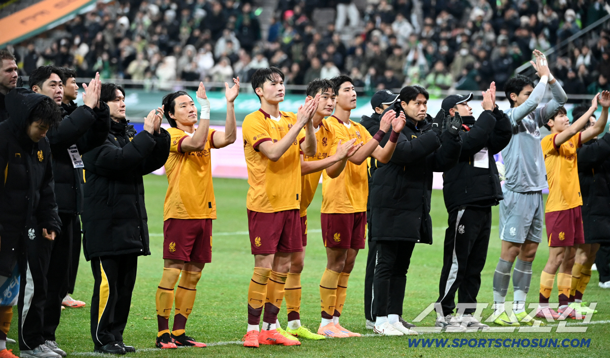 [포토] 준우승 광주, 전북 서포터즈에게 인사