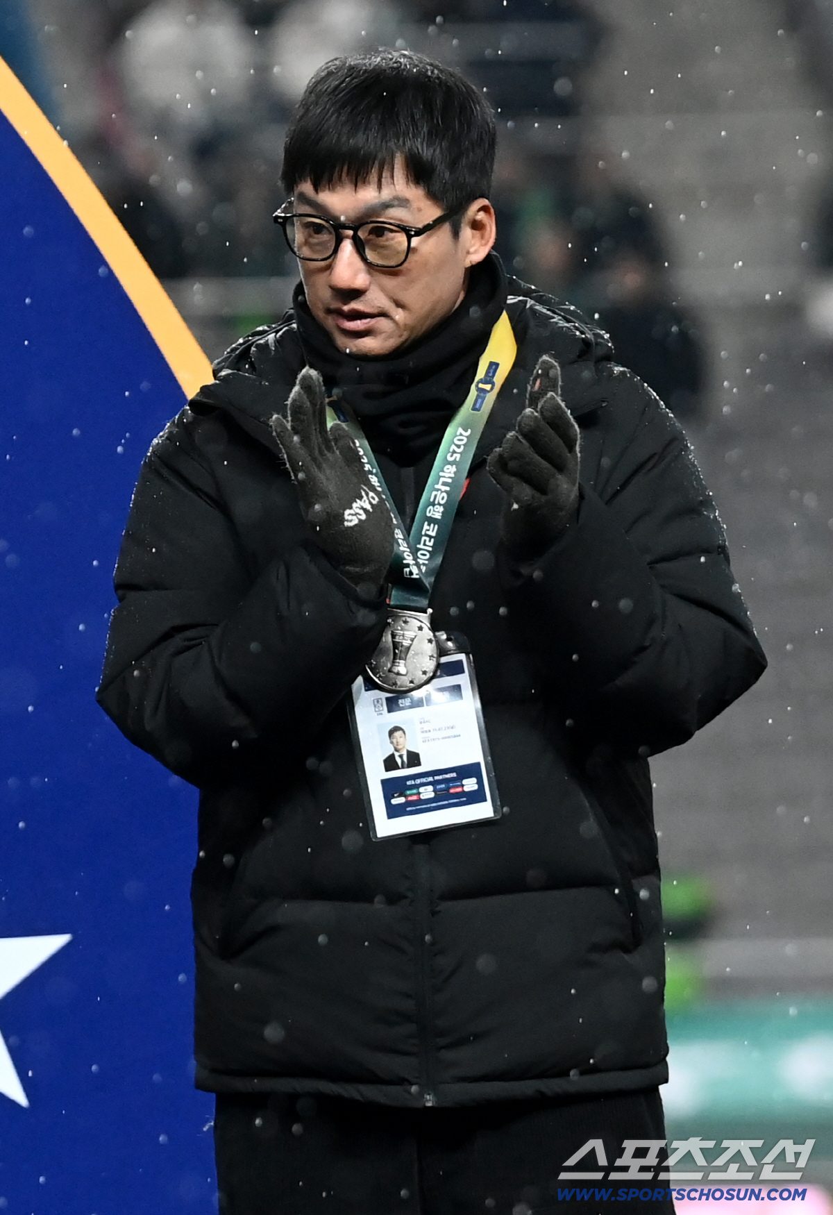 [포토] 준우승 메달 목에 건 이정효 감독