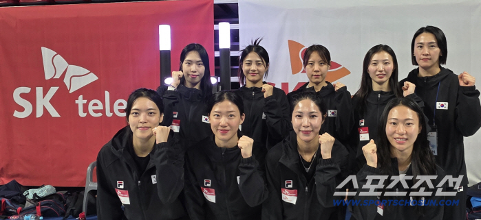 "女플뢰레 할수있다!" 안방서 메달 놓친 오하나 대표팀 코치의 아쉬움X희망 그리고 '1열 응원'최신원 펜싱협회장의 따뜻한 메시지[부산SKT女플뢰레월드컵-현장인터뷰]