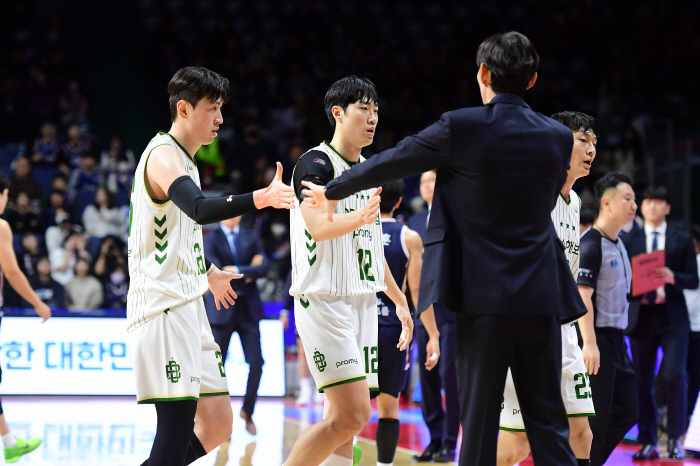 [KBL 리뷰]'신인 윤기찬의 인생샷' KCC,극적인 80-77 역전승으로 연패 탈출