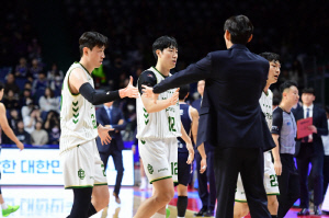 [KBL 리뷰]'신인 윤기찬의 인생샷' KCC,극적인 80-77 역전승으로 연패 탈출