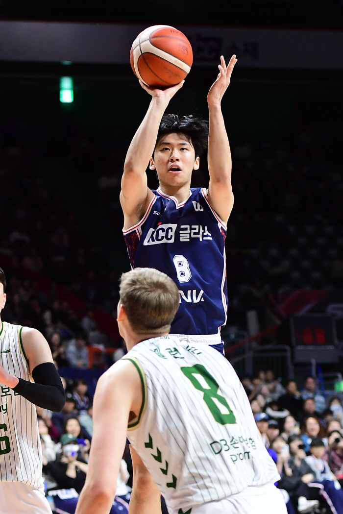 [KBL 리뷰]'신인 윤기찬의 인생샷' KCC,극적인 80-77 역전승으로 연패 탈출