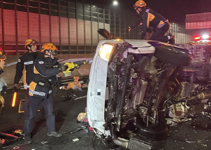 진주 남해고속도서 화물차 등 연쇄 추돌…1명 사망·1명 중상