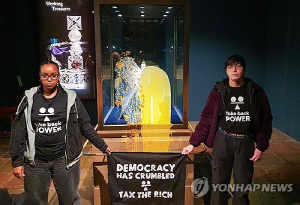 英왕실 호화 왕관, 시위대에 봉변…진열장에 음식물 투척