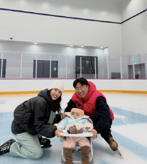 손담비, 8개월 딸 벌써 조기교육 시작...'영어유치원'보다 빙판 위가 먼저 