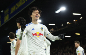 [EPL 리뷰]'0-2→3-3, 후반에만 6골' 미쳐버린 리즈-리버풀전, 슬롯 울린 주인공은 日 꽃미남! 96분 극장골로 영웅 등극