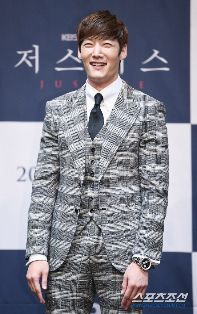 최진혁 "40년 동안 방문 못 닫고 살았다" 가정사 고백...그동안 말 …