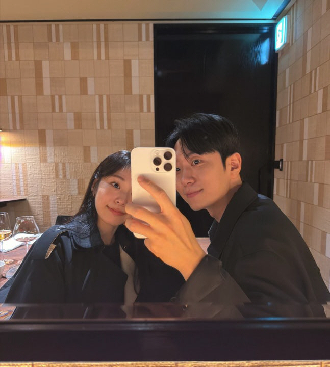 [SCin스타] “선남선녀 클래스” 김연아♥고우림, 달달 거울 셀카 공개