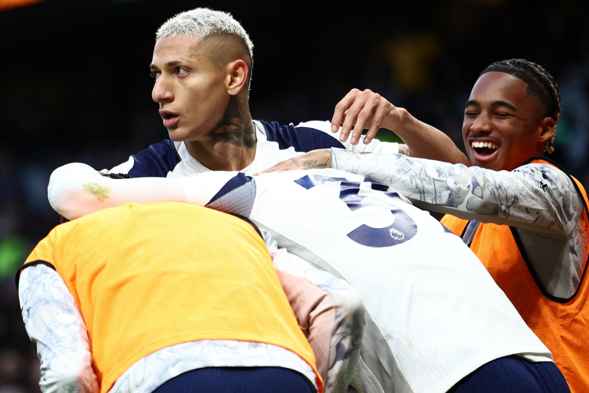 "흥민이 형…" 감독 '패싱'→내부 분열 토트넘, '영원한 캡틴' 손흥민…