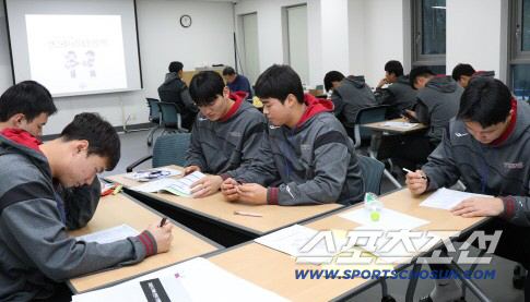 "훌륭한 시설이 명문구단을 만들었다는 생각이" LG 신인 선수 가족까지 …