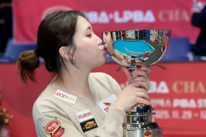'행운의 키스가 우승을 불렀다' 원년 강호 강지은, 4년 만에 통산 세 번째 LPBA 우승 감격
