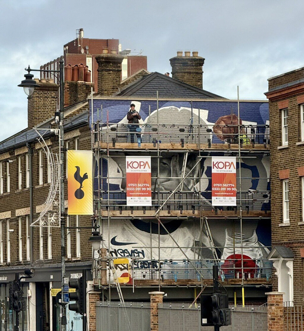 '런던 시내에 태극기라니!' 초대박, 살짝 공개된 손흥민 벽화, 태극기+…