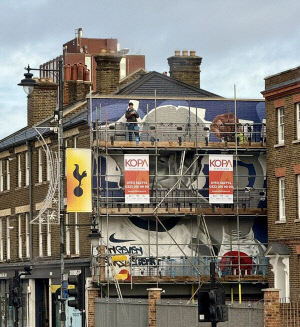 '런던 시내에 태극기라니!' 초대박, 살짝 공개된 손흥민 벽화, 태극기 찰칵 세리머니의 조화…'SON-SEVEN-LEGENDS' 새겨