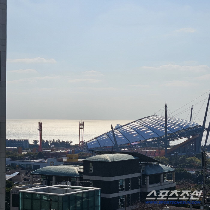 [현장에서]"우~우~~" 승강PO 2차전 앞두고 전운 감도는 제주W…유리 조나탄VS일류첸코 선발 출격