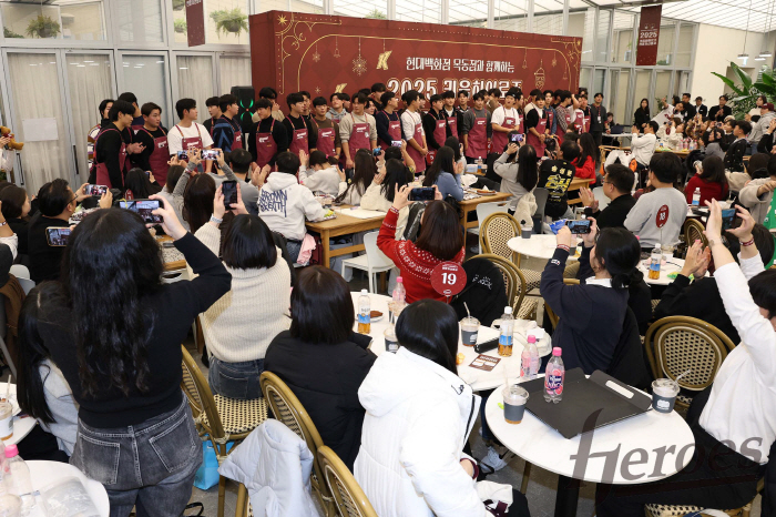 선수들이 서빙하는 커피 마시고, 마주보고 대화도 하다니...꿈이야 생시야