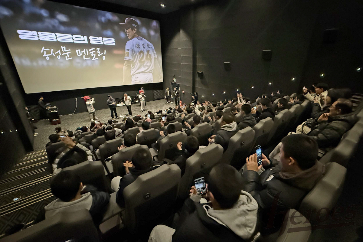 선수들이 서빙하는 커피 마시고, 마주보고 대화도 하다니...꿈이야 생시야