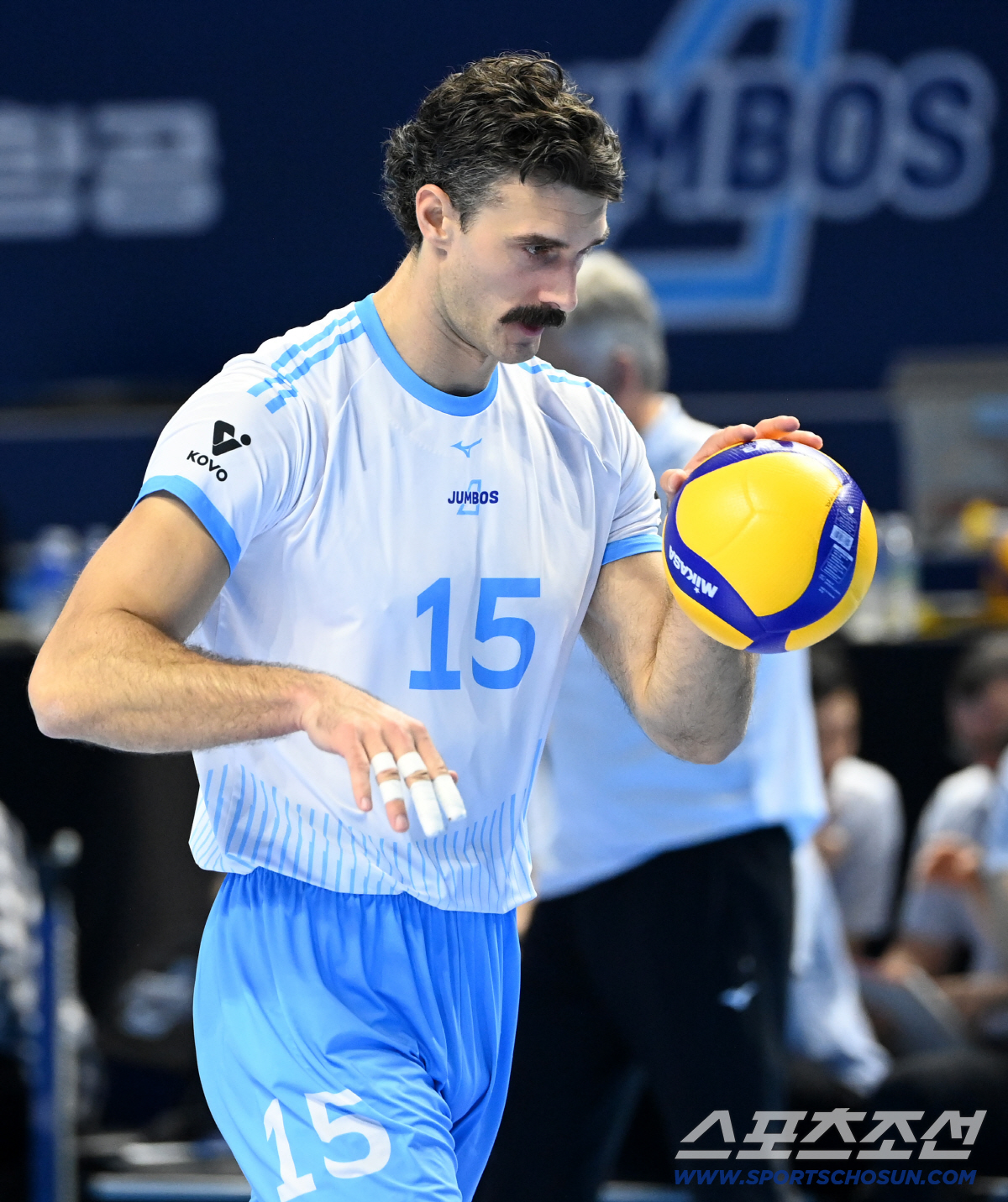 [포토] 서브 준비하는 러셀