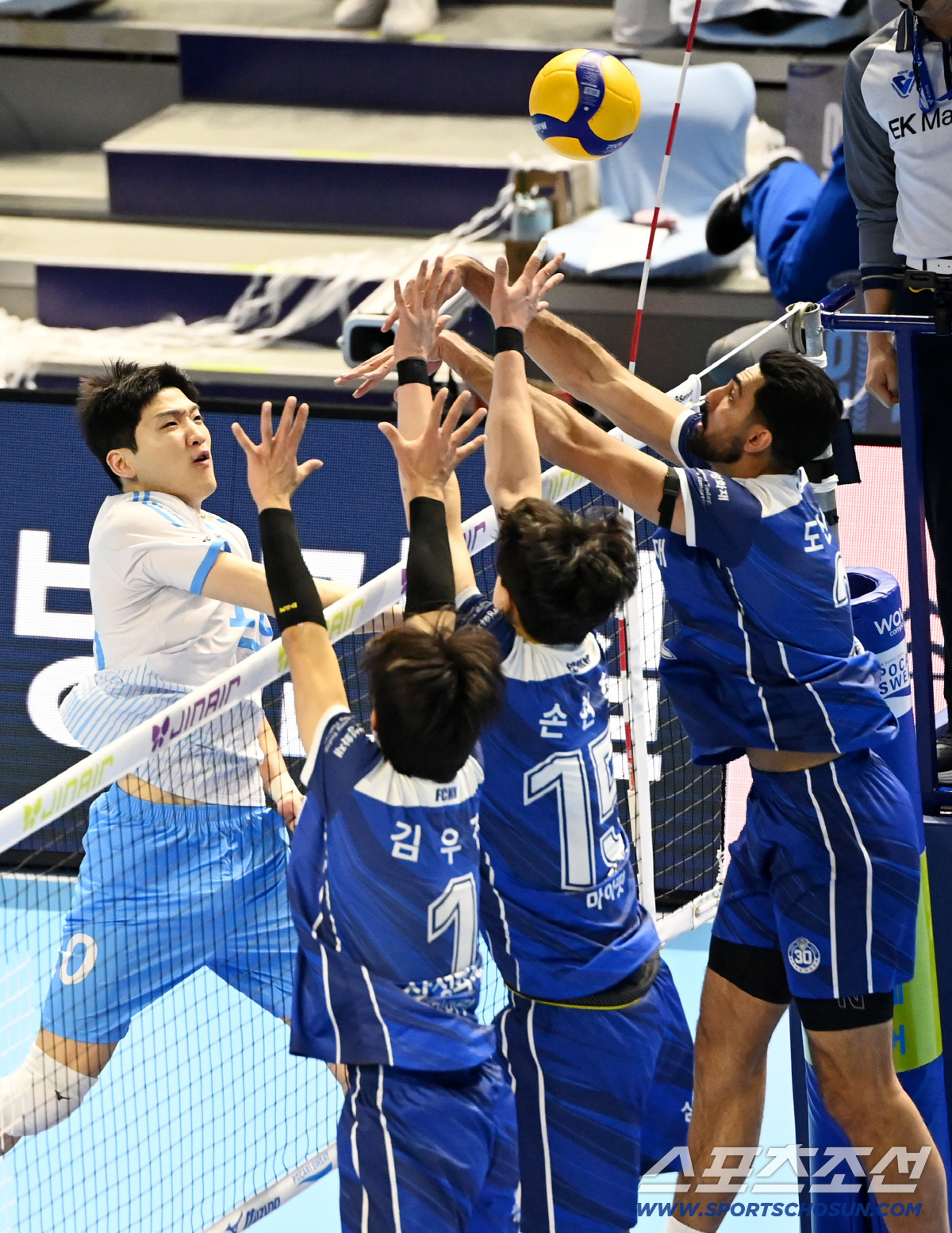 [포토] 정지석, 블로킹 세명과 정면충돌