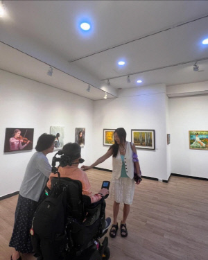 황신혜, '전신마비 남동생' 27년 보살핀 올케에 감사 