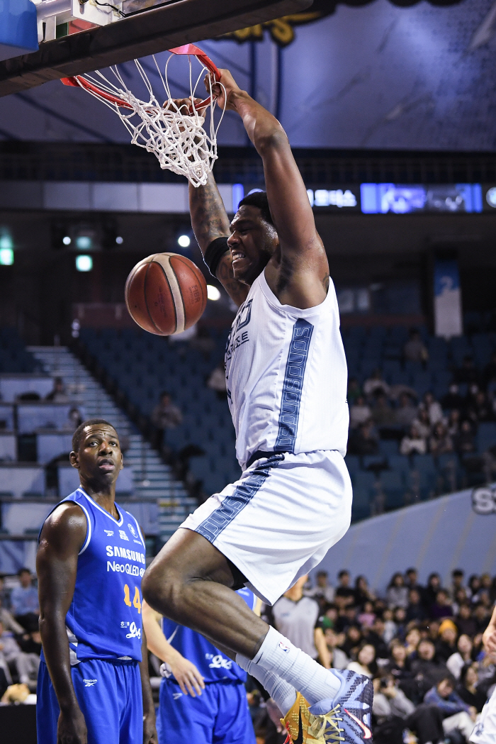 [현장리뷰]'켐바오+이정현 35득점 합작' 고양 소노, 서울 삼성 75-59 제압 '공동 7위 점프'