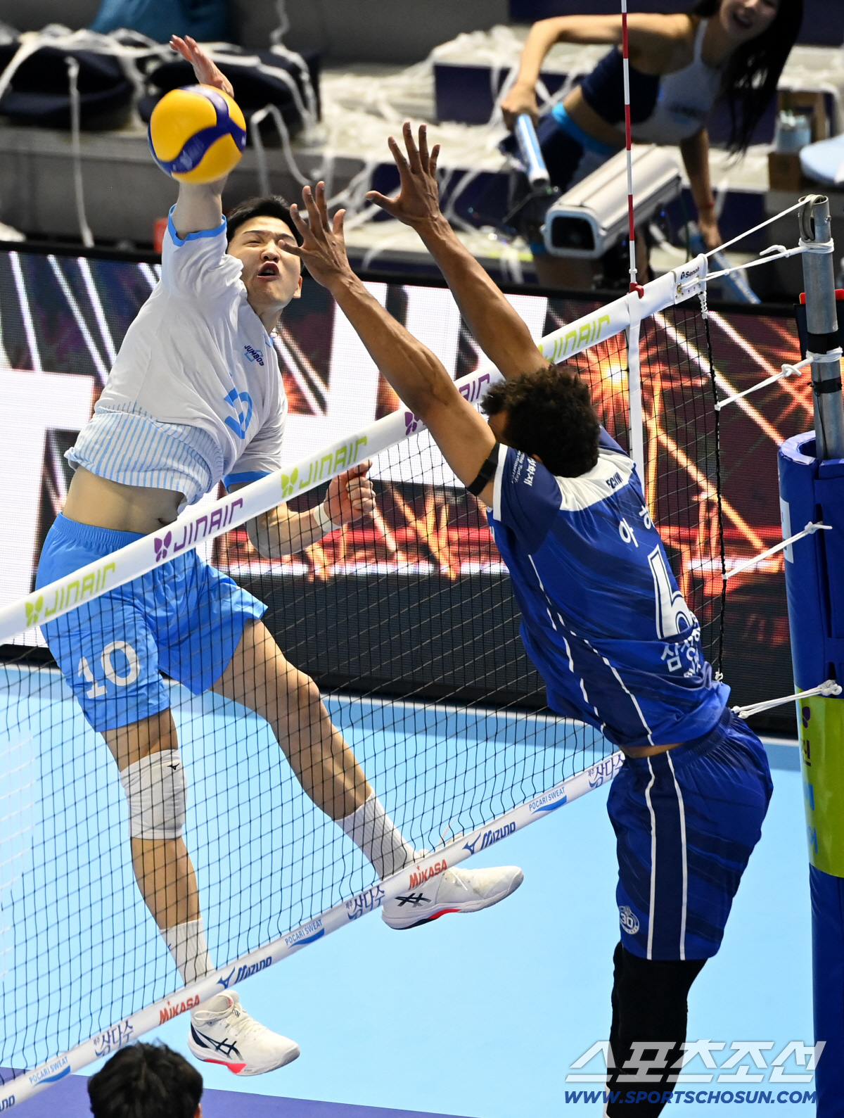 10연승 고공비행! '러셀 트리플크라운' 대한항공 누가 막으랴…삼성화재 …