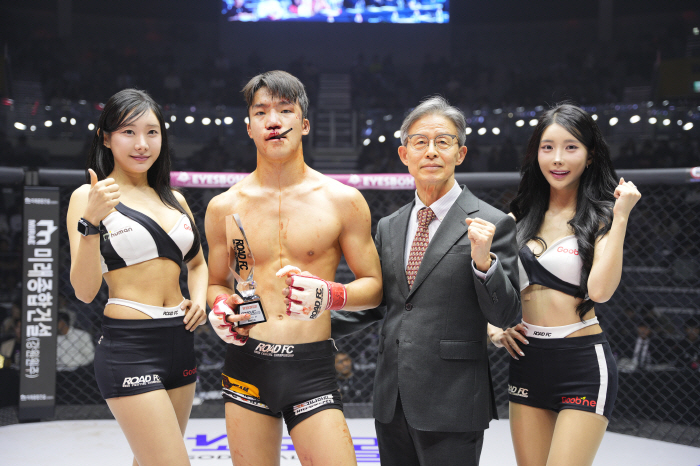 정병원 정우문 원장, 승리한 김지경에게 트로피 시상[로드FC]