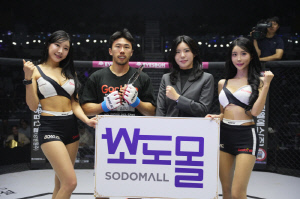 소도몰 강혜연 차장, 승리한 박찬훈에게 트로피 시상[로드FC]