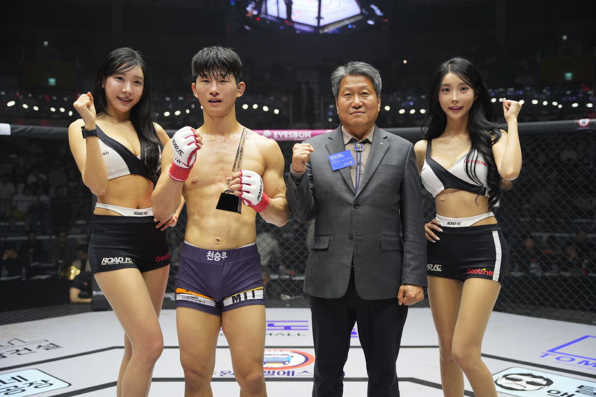 국제로타리 R P I C 홍광표 총재, 승리한 천승무에게 트로피 시상[로…