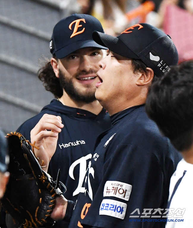 '에이스 류현진' 커리어 끝낸 그 투수, 폰세한테 밀릴 위기라니…美 트레이드 0순위 예상하다