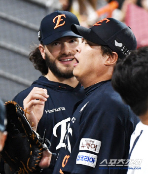 '에이스 류현진' 커리어 끝낸 그 투수, 폰세한테 밀릴 위기라니…美 트레이드 0순위 예상하다