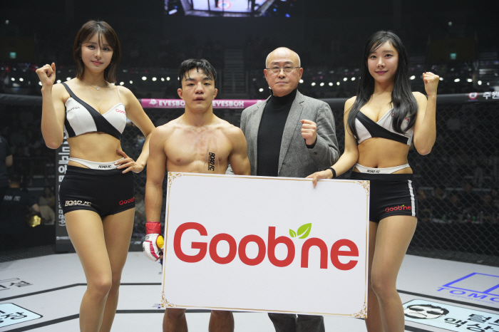 GN푸드 중국지사 김영철 대표, 승리한 조준건에게 트로피 시상[로드FC]