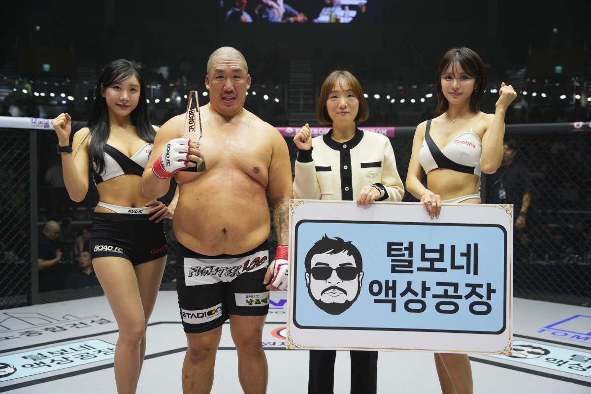 털보네 액상 CRM 오하나 팀장, 승리한 허재혁에게 트로피 시상[로드FC…