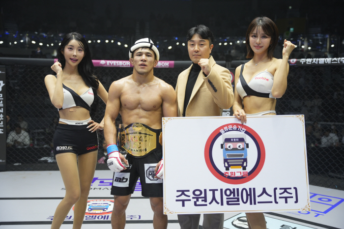 주원지엘에스 정승환 팀장, 챔피언 두이세예프에게 트로피 시상[로드FC]