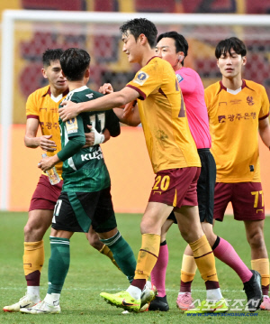 '2025 전북 천하'로 물든 상암벌, 그날 이승우는 꼭 그래야만 했을까