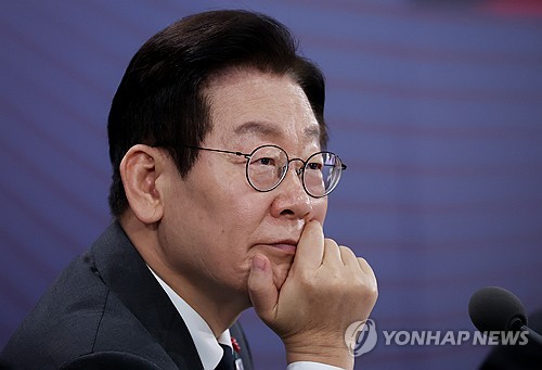 李대통령 국정 지지율 54.9%…0.1%p 소폭 상승하며 보합세[리얼미터](종합)