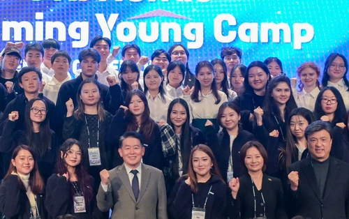 (서울=연합뉴스) 지난 1일 서울 메이필드 호텔에서 열린 2025년 차세대동포 청년 5차 모국 초청연수 개회식에 참여한 윤에스더(왼쪽서 첫 번째)씨. 왼쪽서 3번째는 김경협 재외동포청장, 맨 오른쪽은 김영근 재외동포협력센터장. [재외동포협력센터 제공]