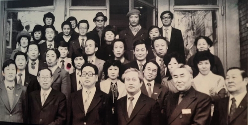 1980년 구소련 시절 한국어 신문인 레닌기치 소속 언론인들. 앞줄 왼쪽서 첫 번째가 윤에스더 씨 조부인 윤수찬 기자. 윤 기자는 소련이 붕괴된 이후 고려일보 부주필을 지냈다. [본인 제공]