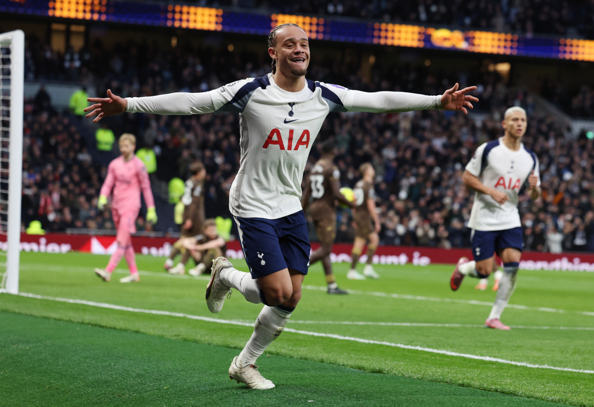 "이것이 바로 손흥민 효과!" 토트넘 재교체 수모 '5200만 파운드 스…