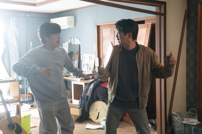 "상극 케미부터 코믹 댄스까지"…허성태X조복래 '정보원', 웃음포인트 셋